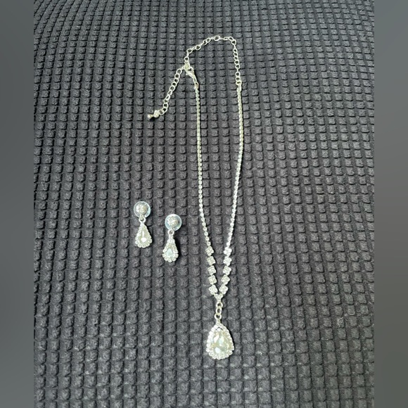 Fashion Crystal Necklace and Earrings set - Picture 3 of 7